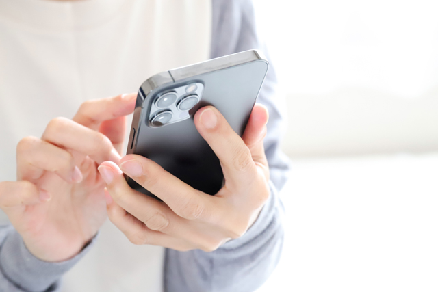 スマホを触っている手