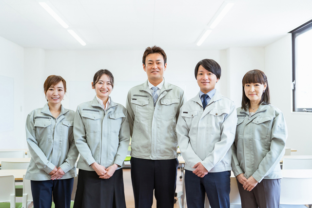 作業服を着た作業員が横並びになっている画像
