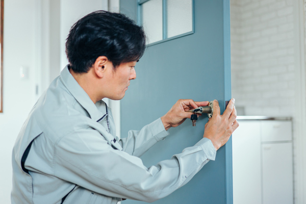 ドアの調節をしている作業服の人