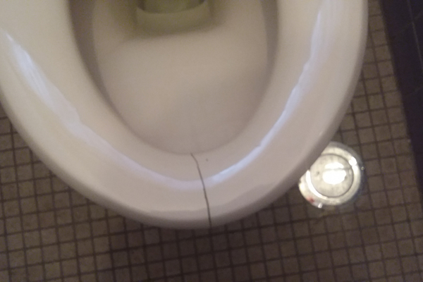 ひび割れた便器の画像