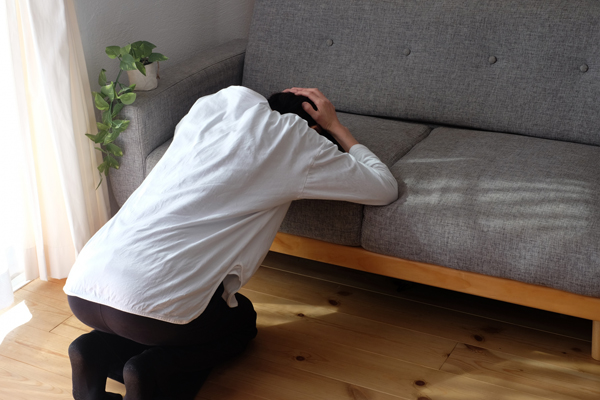 頭を抱えている人の画像