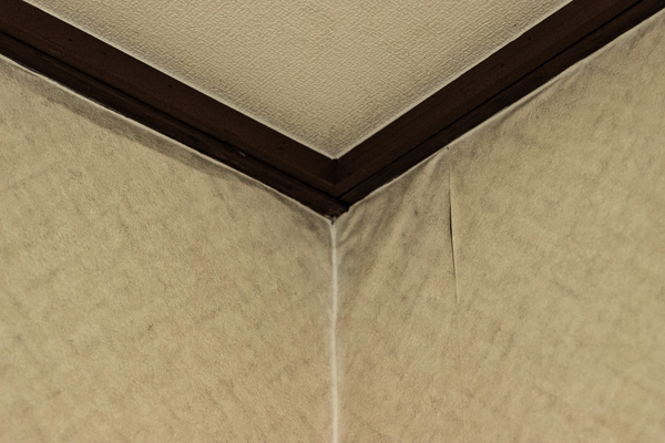 水漏れによってふやけている壁紙の画像