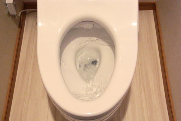 水が流れている便器の画像