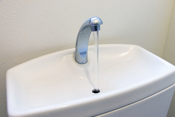 トイレの手洗い水が流れ続けている画像